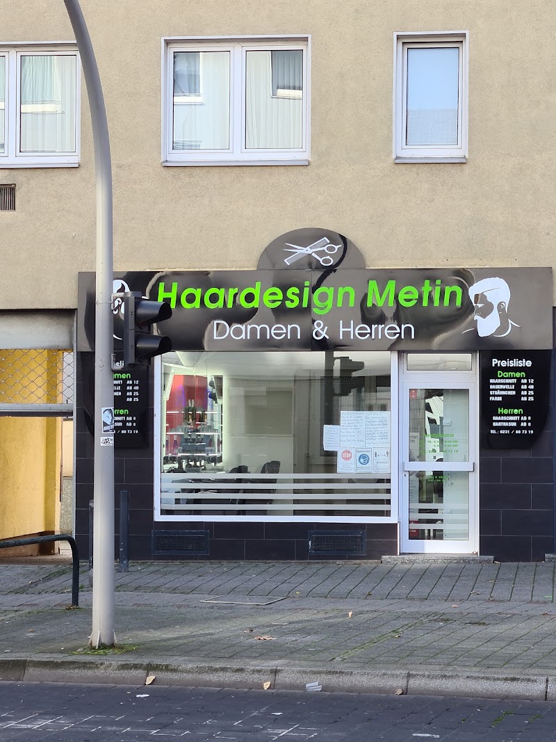 Schaufenster und Preisliste von Haardesign Metin bei Tag