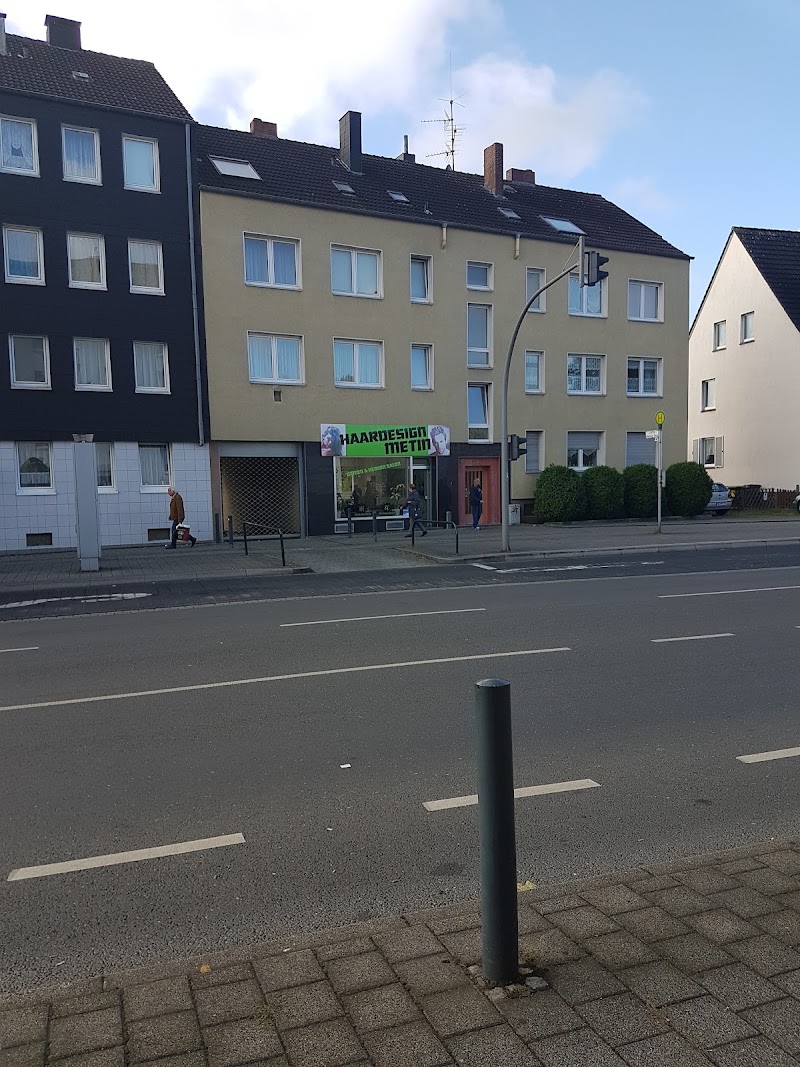 Straßenansicht der Bergstraße mit dem Schaufenster von Haardesign Metin