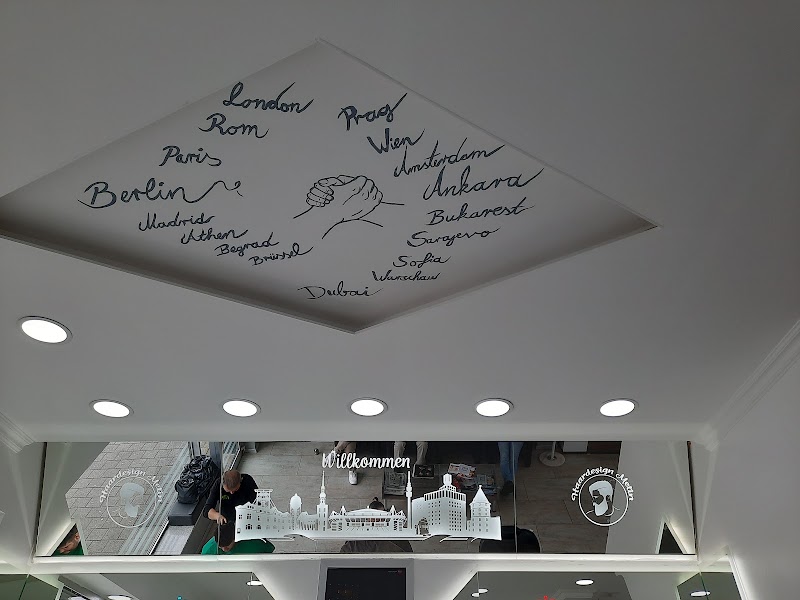 Deckenmalerei mit Städtenamen und Willkommen-Spiegelwand im Salon