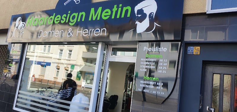 Preisliste und Arbeit im Salon durch das Schaufenster von Haardesign Metin
